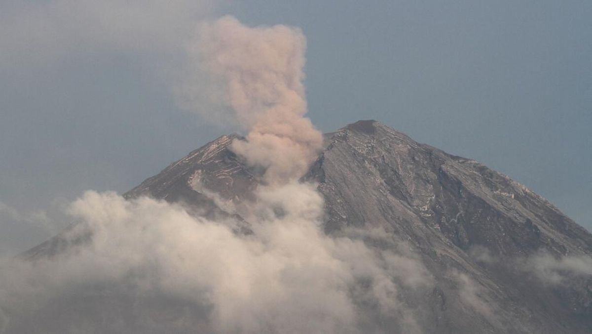 Erupsi Kecil Gunung Semeru Berlanjut, Lahar Hujan Jadi Ancaman Baru Erupsi Kecil Gunung Semeru Berlanjut, Lahar Hujan Jadi Ancaman Baru
