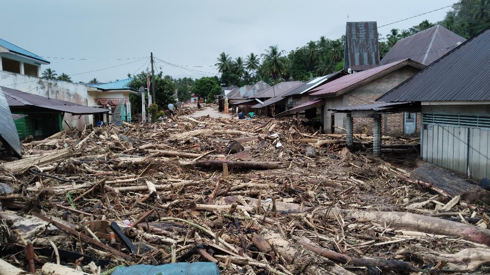 Banjir, Banjir Bandang, dan Longsor Melanda Tapanuli Tengah 2025: Empat Warga Meninggal, Ribuan Rumah Terdampak Banjir, Banjir Bandang, dan Longsor Melanda Tapanuli Tengah 2025: Empat Warga Meninggal, Ribuan Rumah Terdampak