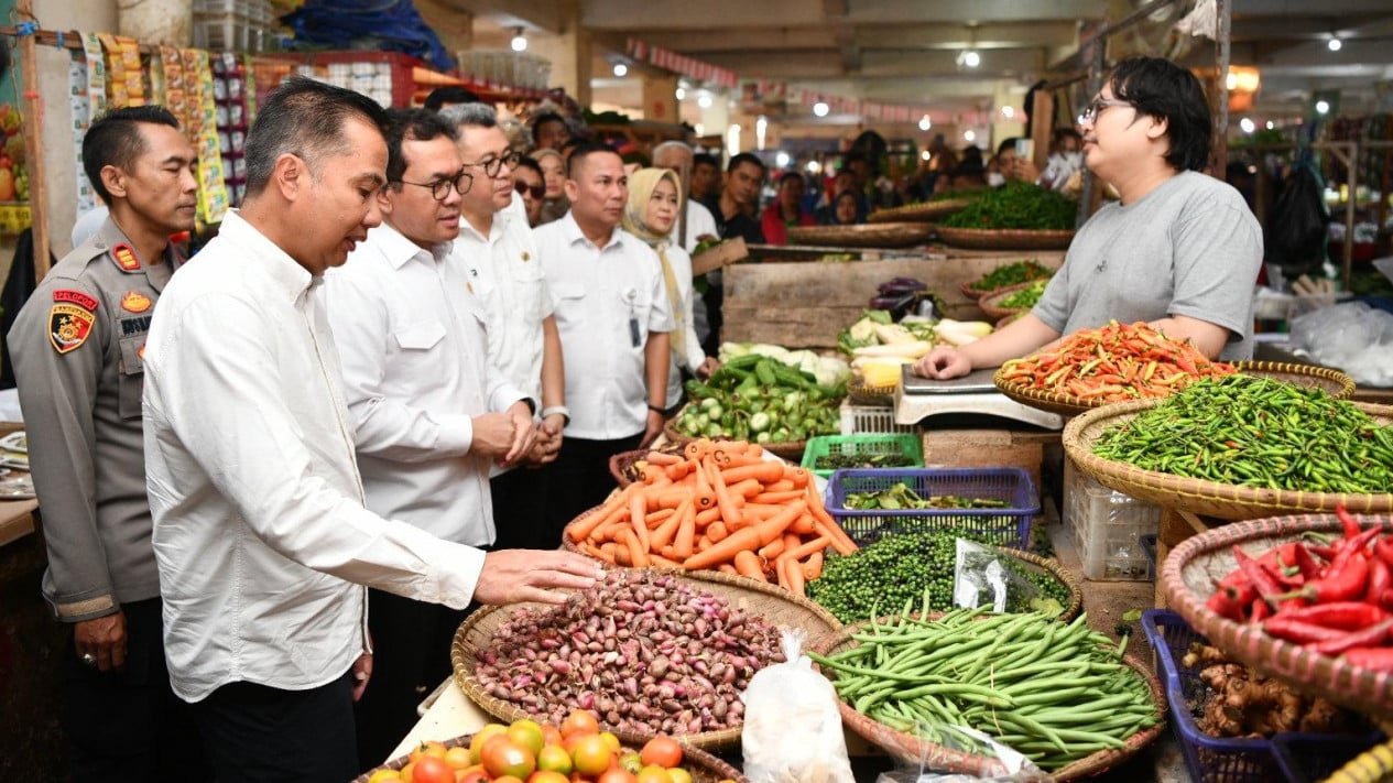 Stok dan Harga Bahan Pokok Jelang Nataru 2025, Mendag Budi Santoso Pantau Pasar Cihapit Bandung