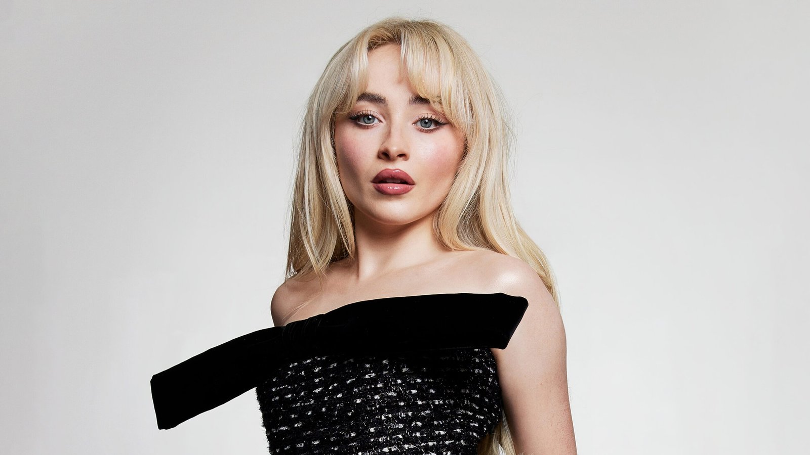 Sabrina Carpenter Bintangi Live-Action ‘Alice in Wonderland’ Universal Pictures