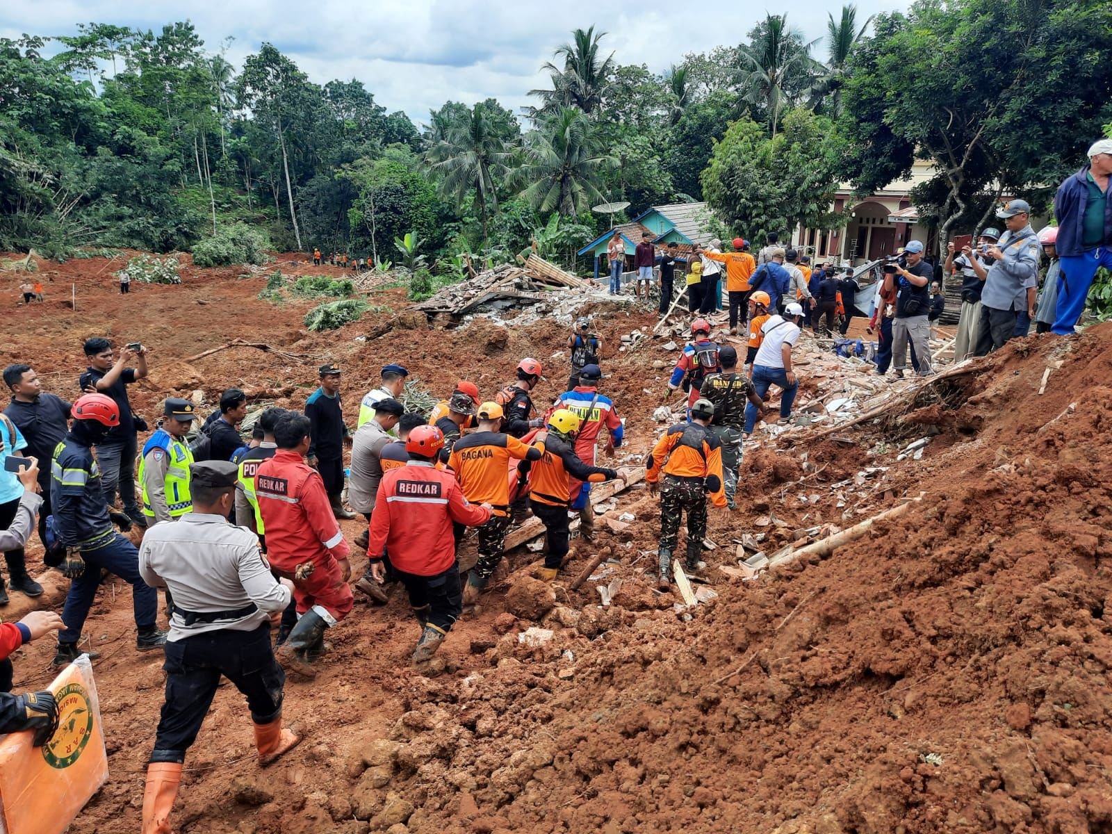 Jumlah Korban Longsor Cilacap Meningkat Jadi 13 Orang, Tim SAR Terus Berupaya Evakuasi