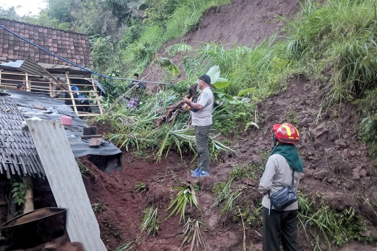 BPBD Situbondo Dirikan Tenda Darurat Usai Longsor di Desa Alastengah BPBD Situbondo Dirikan Tenda Darurat Usai Longsor di Desa Alastengah