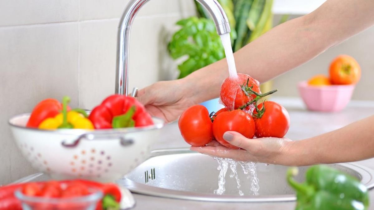 3 Cara Aman Mencuci Buah dan Sayuran Tanpa Sabun Pencuci