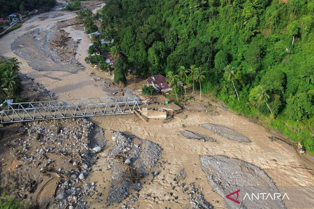 BNPB Percepat Pemulihan Tapanuli Utara, Jalan Longsor Dibuka dan Bantuan Logistik Dikirim via Helikopter