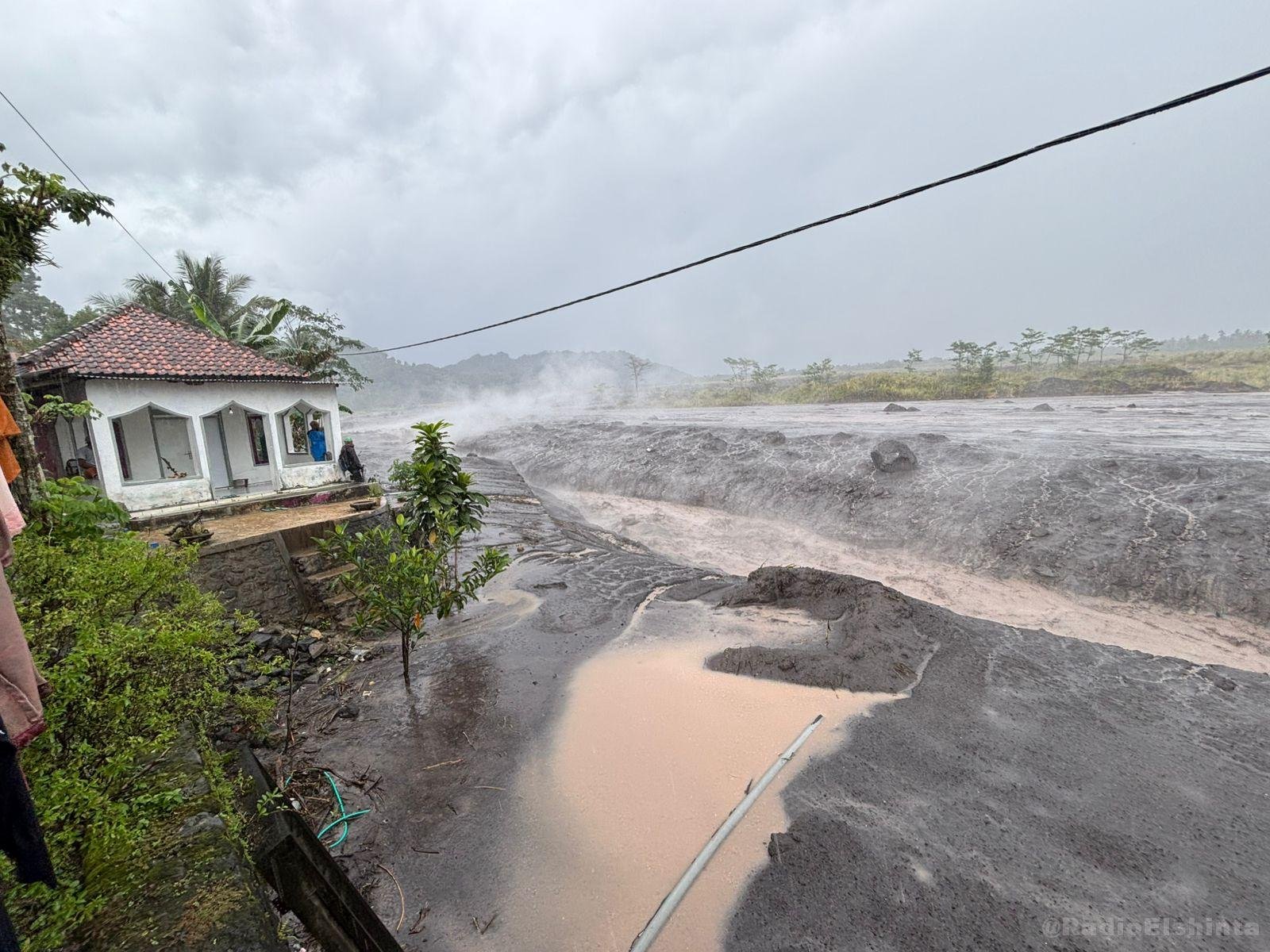 Banjir Lahar Semeru Rendam 13 Rumah di Desa Jugosari Lumajang, Warga Mengungsi ke Perbukitan