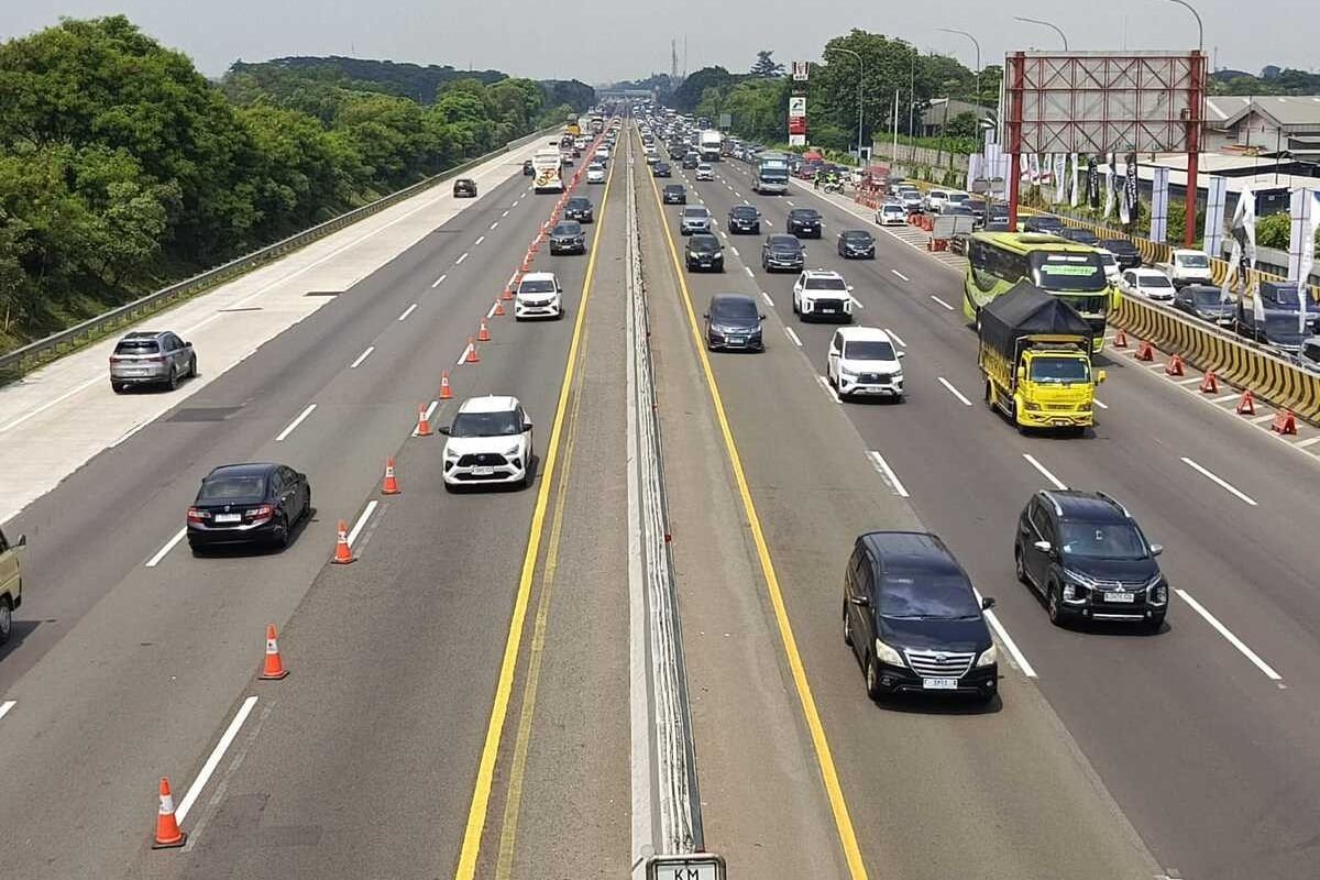 Volume Kendaraan Naik, Contraflow Berlaku di Tol Japek Arah Cikampek