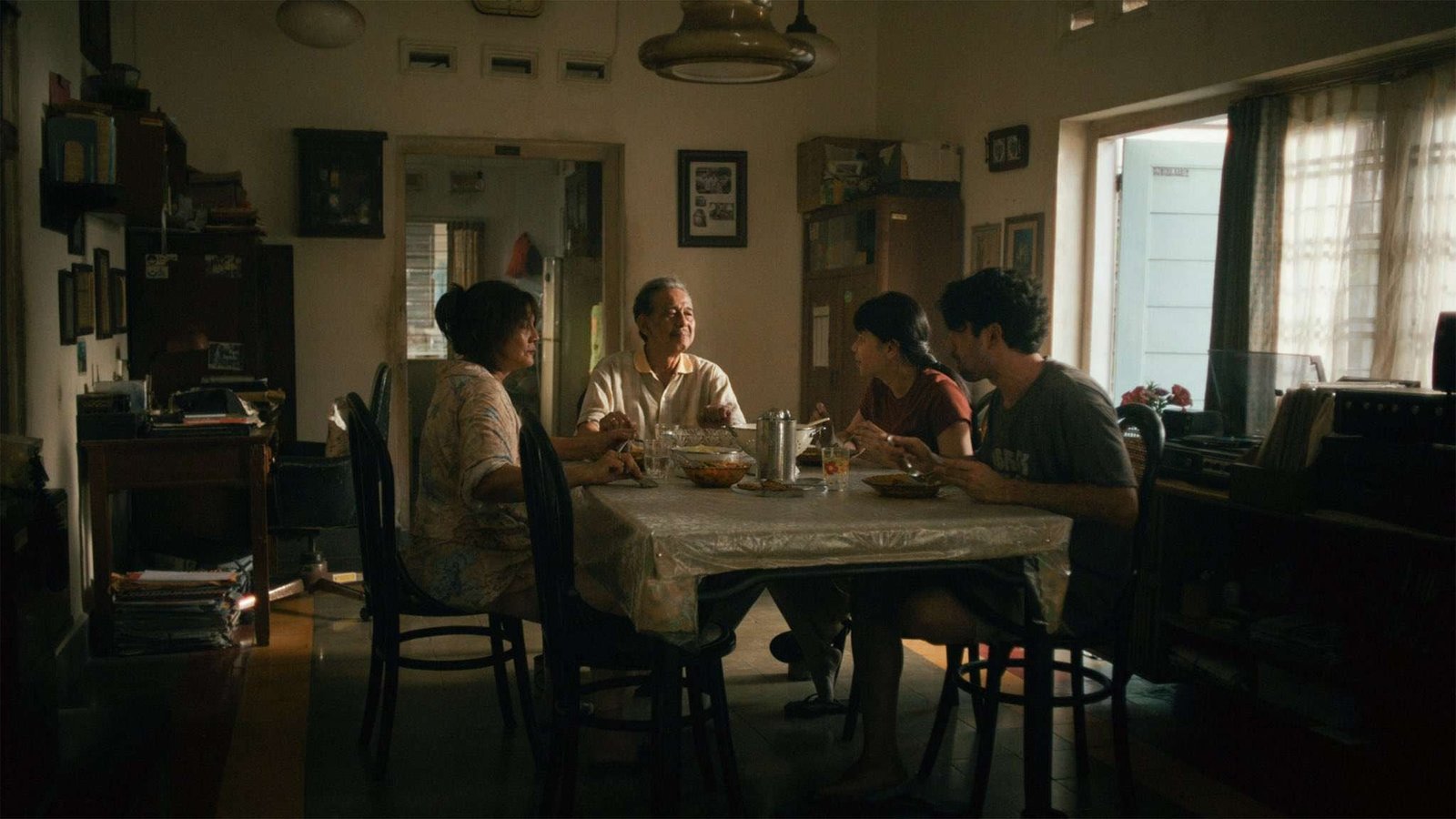 First Look Film Laut Bercerita Resmi Dirilis di JAFF 2025, Reza Rahadian–Eva Celia Tampil Memukau