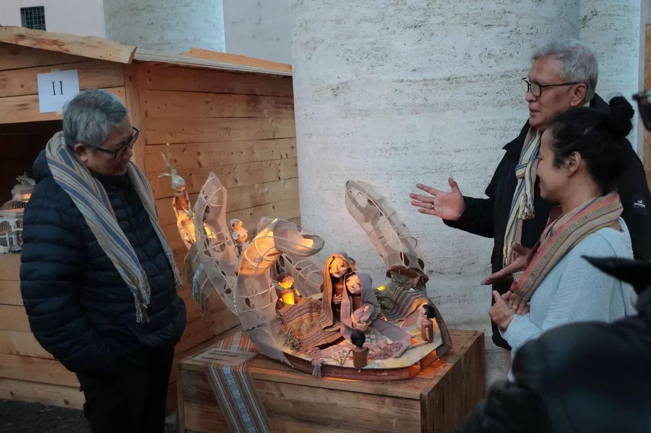 Seniman Yogyakarta Bawa Kain Tenun Mollo ke Pameran Internasional di Vatikan