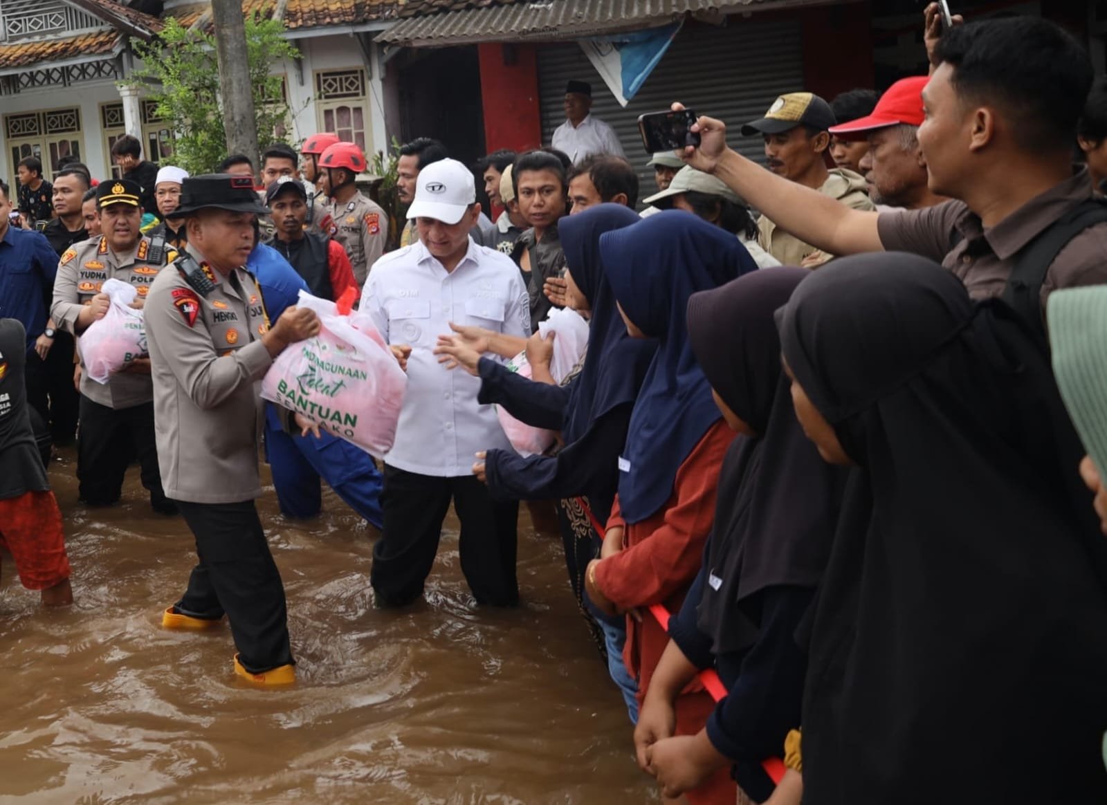 Kapolda dan Gubernur Banten Tinjau Lokasi Banjir Padarincang, Salurkan Bantuan ke Warga