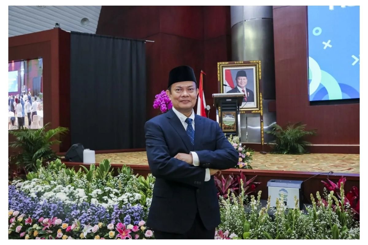 Potensi Cuaca Ekstrem Nataru 2025/2026: Hujan Deras, Angin Kencang & Bencana Hidrometeorologi