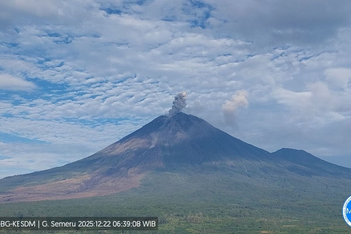 Masyarakat Diminta Waspada Jutaan Meter Kubik Material Vulkanik Gunung Semeru