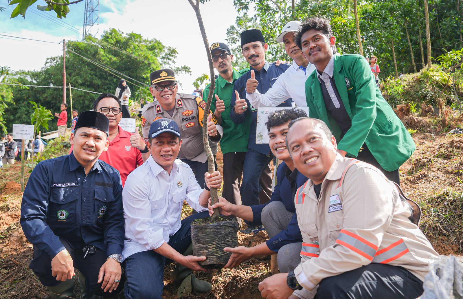 Mitigasi Banjir dan Abrasi: KLH Tanam Ribuan Pohon di Hulu DAS Cisadane Mitigasi Banjir dan Abrasi: KLH Tanam Ribuan Pohon di Hulu DAS Cisadane