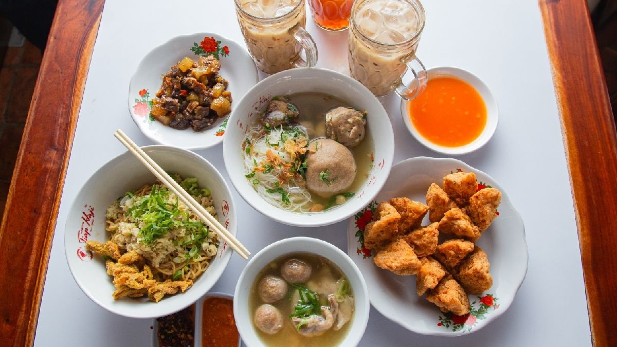Kuliner Viral Bandung 2025 yang Wajib Dicoba, Dari Bakso Hits sampai Kopitiam Kekinian
