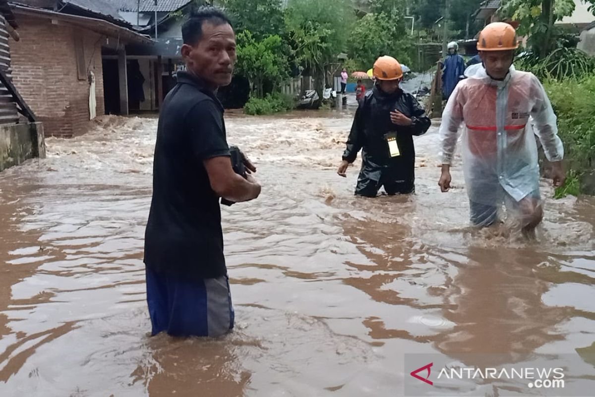 Banjir Luapan Sungai Bedadung Rendam Ribuan Rumah di Jember, Warga Dievakuasi