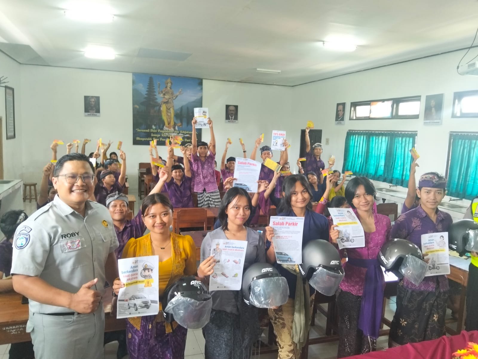 Jasa Raharja Jembrana Ikuti Kegiatan Police Go To School di SMA Negeri 2 Mendoyo, Edukasi Pelajar Tertib Berlalu Lintas Jasa Raharja Jembrana Ikuti Kegiatan Police Go To School di SMA Negeri 2 Mendoyo, Edukasi Pelajar Tertib Berlalu Lintas