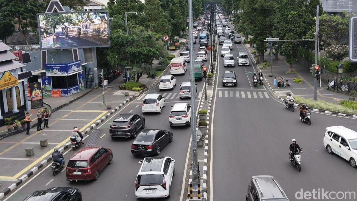 Arus Lalu Lintas Tinggi di Jalur Wisata Bandung Selama Libur Nataru 2025/2026
