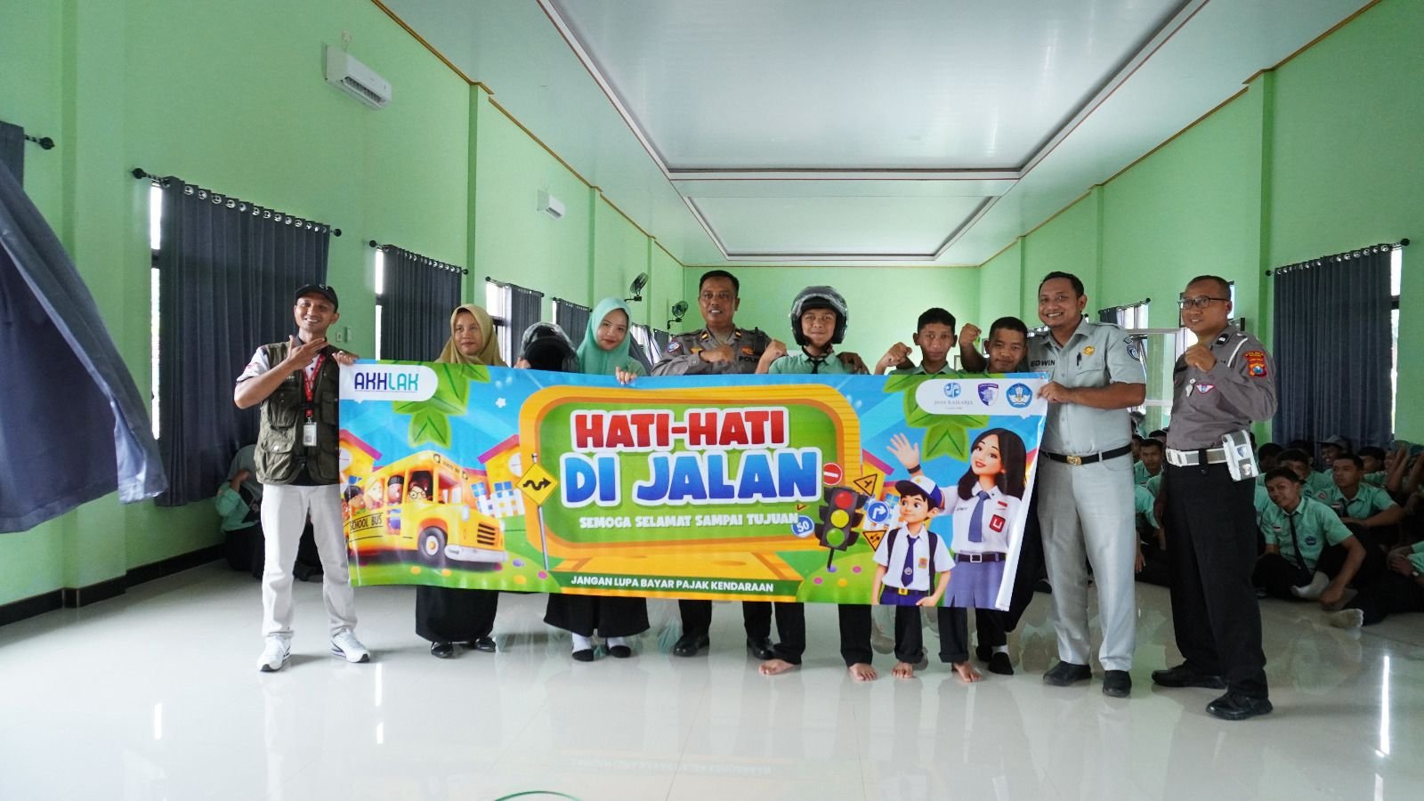 Ingatkan Risiko Penggunaan Kendaraan Bermotor ke Gen Z, Jasa Raharja Ngawi Harap Pelajar SMKN 1 Sine Cerdas Dalam Berkendara Ingatkan Risiko Penggunaan Kendaraan Bermotor ke Gen Z, Jasa Raharja Ngawi Harap Pelajar SMKN 1 Sine Cerdas Dalam Berkendara