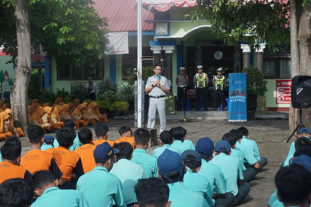 Bangun Budaya Tertib Berlalu Lintas Sejak Dini, Jasa Raharja Gelar Program Pengajar Peduli Keselamatan di SMPN 1 Badas Kediri. Bangun Budaya Tertib Berlalu Lintas Sejak Dini, Jasa Raharja Gelar Program Pengajar Peduli Keselamatan di SMPN 1 Badas Kediri.