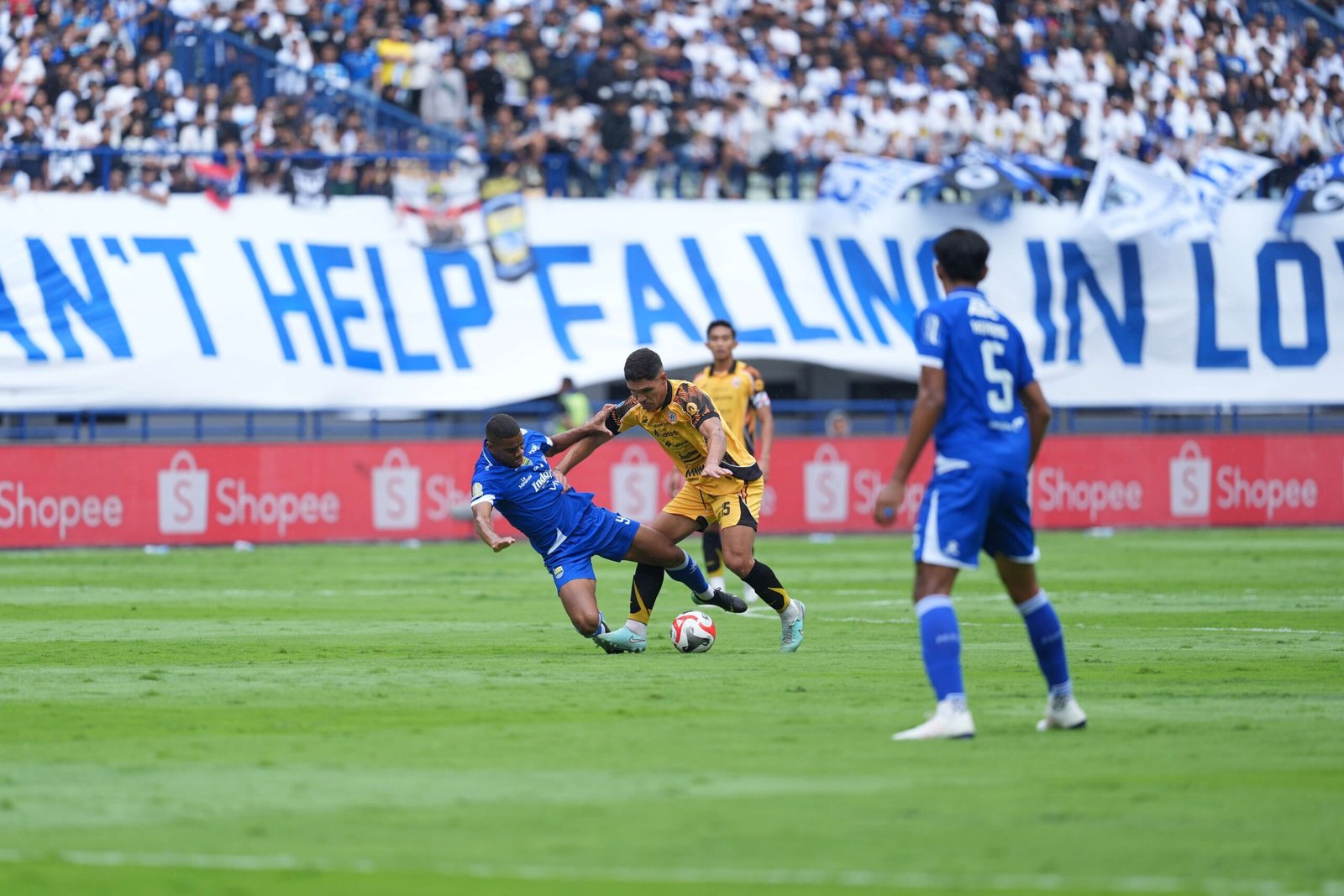 Gol Cepat Beckham Antar Persib Bandung Puncaki Klasemen Paruh Musim
