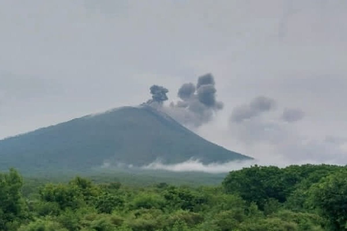 99 Kali Letusan Gunung Ile Lewotolok, BPBD Imbau Warga Jaga Jarak 3 Km