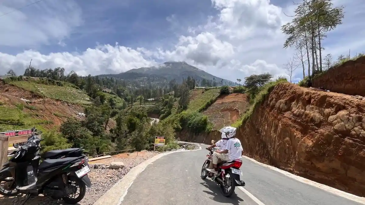 Jalan Lingkar Sumbing Wonosobo Viral, Suguhkan Pemandangan Gunung Sindoro dan Sumbing Jalan Lingkar Sumbing Wonosobo Viral, Suguhkan Pemandangan Gunung Sindoro dan Sumbing