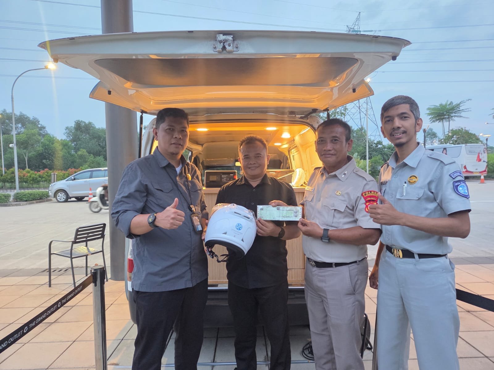 Permudah Masyarakat Bayar Pajak, Tim Pembina Samsat Karawang Hadirkan Layanan Samsat Malam Hari (Sakamar) Permudah Masyarakat Bayar Pajak, Tim Pembina Samsat Karawang Hadirkan Layanan Samsat Malam Hari (Sakamar)