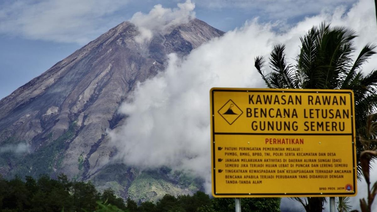 Gunung Semeru Enam Kali Erupsi, Tinggi Letusan Capai 1 Kilometer Gunung Semeru Enam Kali Erupsi, Tinggi Letusan Capai 1 Kilometer