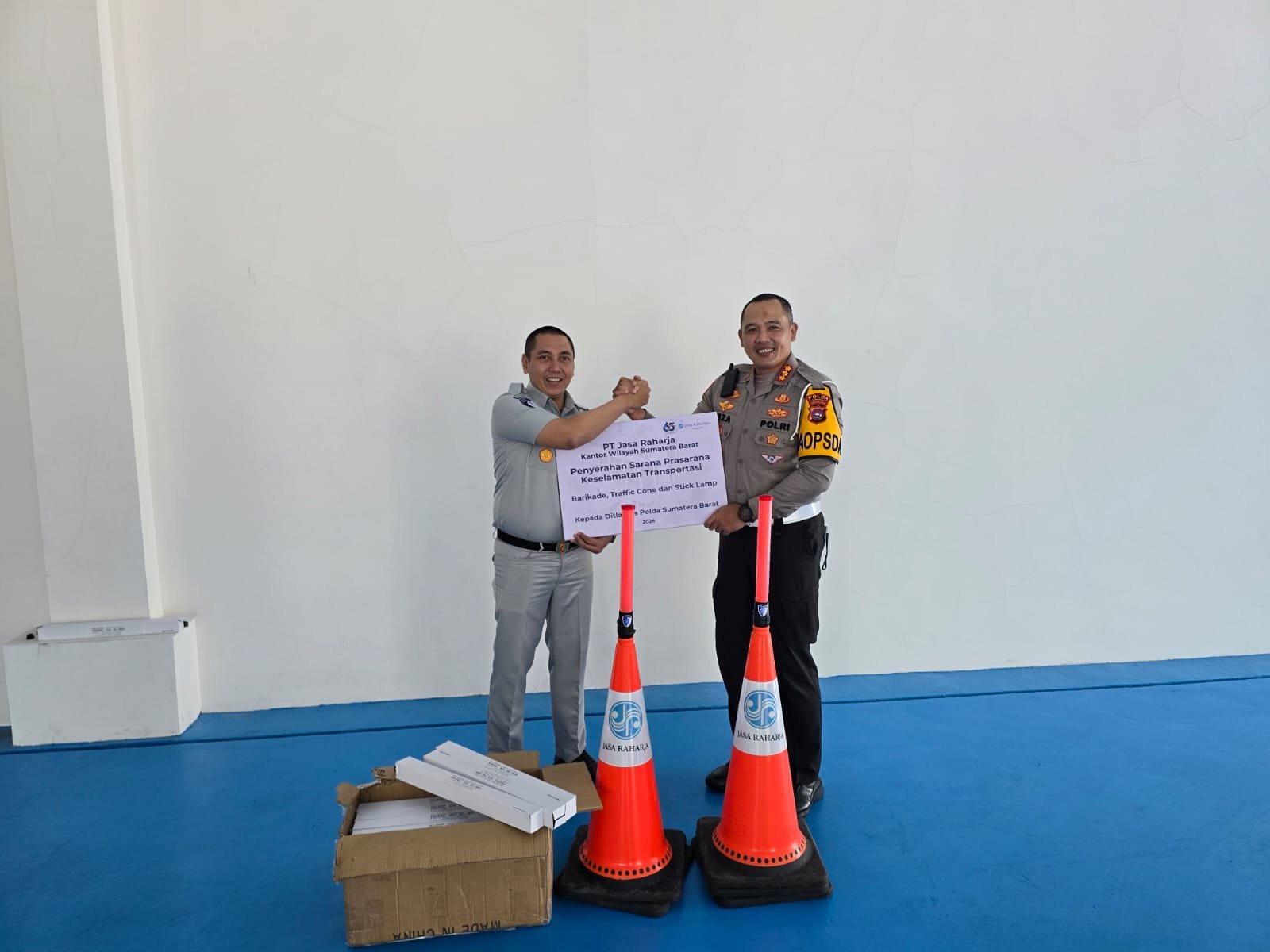 Dari Simbol ke Aksi Nyata, Jasa Raharja Sumbar Serahkan Sarana Keselamatan Transportasi kepada Ditlantas Polda Sumbar Dari Simbol ke Aksi Nyata, Jasa Raharja Sumbar Serahkan Sarana Keselamatan Transportasi kepada Ditlantas Polda Sumbar