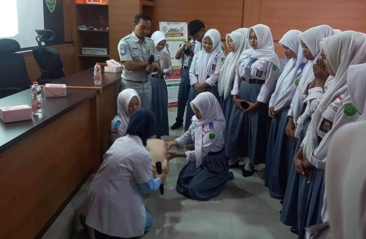 Jasa Raharja Cabang Tasikmalaya Laksanakan Pelatihan Pertolongan Pertama Gawat Darurat di SMK Negeri Padaherang Kabupaten Pangandaran Jasa Raharja Cabang Tasikmalaya Laksanakan Pelatihan Pertolongan Pertama Gawat Darurat di SMK Negeri Padaherang Kabupaten Pangandaran