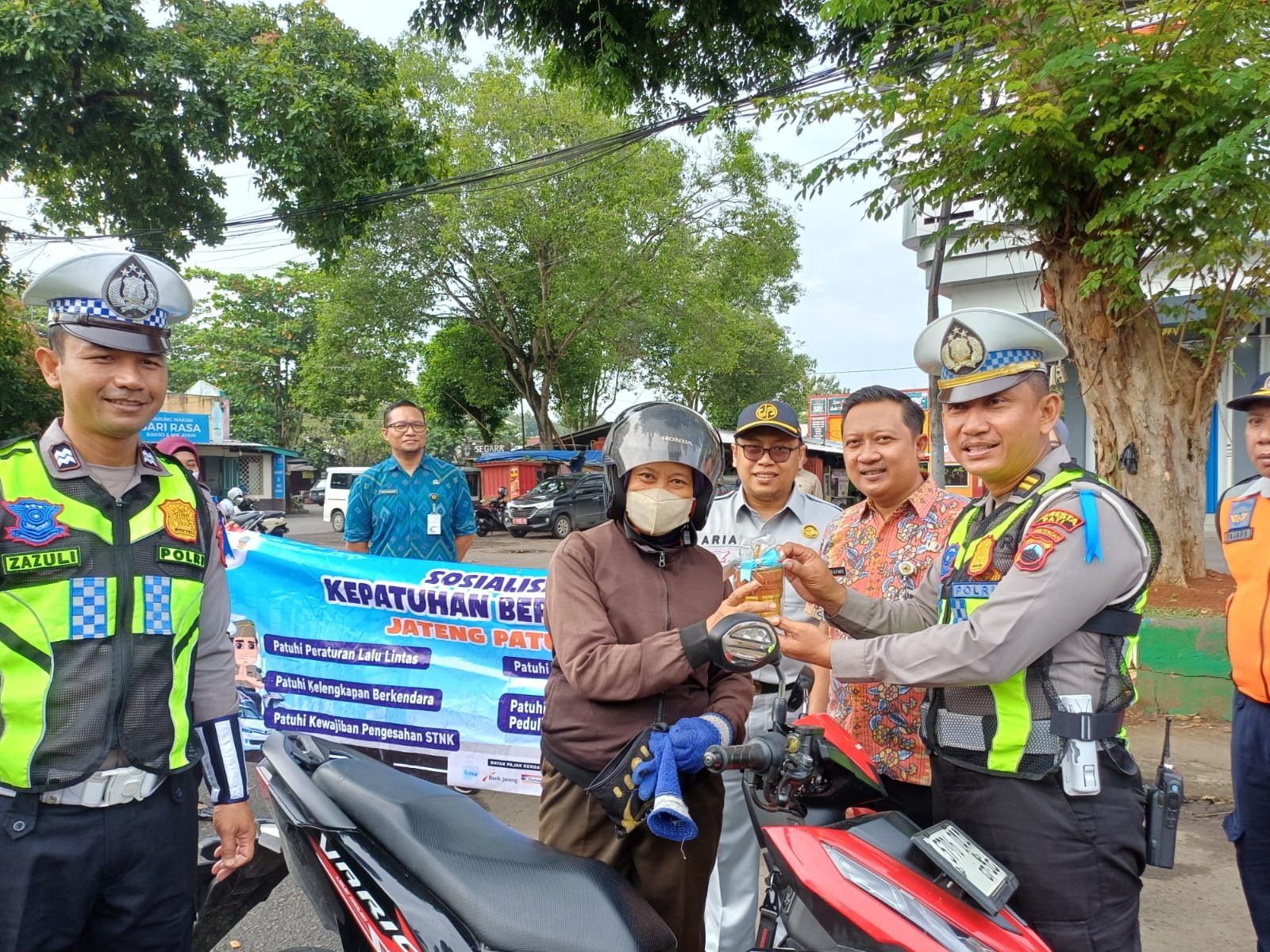 Tingkatkan Kesadaran Masyarakat,Jasa Raharja Pati dan Tim Pembina Samsat Pati Gelar Operasi Gabungan di Depan GOR Pati Tingkatkan Kesadaran Masyarakat,Jasa Raharja Pati dan Tim Pembina Samsat Pati Gelar Operasi Gabungan di Depan GOR Pati
