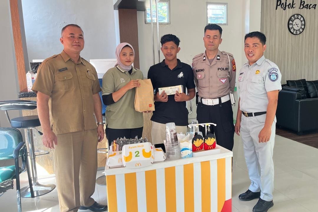 Kolaborasi Merchant, Jasa Raharja dan McDonald’s Berikan Voucher Potongan Harga bagi Wajib Pajak Patuh di Samsat Batakan Kolaborasi Merchant, Jasa Raharja dan McDonald’s Berikan Voucher Potongan Harga bagi Wajib Pajak Patuh di Samsat Batakan