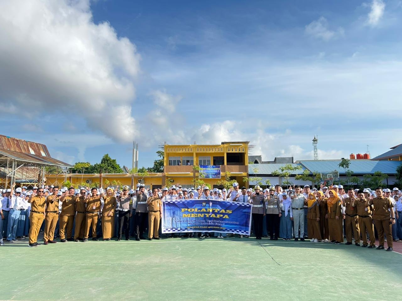 Himbau Keselamatan dan Kepatuhan Berkendara di Black Spot Batam Kota Jasa Raharja dan Polda Kepri Gelar Program Sosialisasi Keselamatan Lalin di SMAN 20 Kota Batam Himbau Keselamatan dan Kepatuhan Berkendara di Black Spot Batam Kota Jasa Raharja dan Polda Kepri Gelar Program Sosialisasi Keselamatan Lalin di SMAN 20 Kota Batam