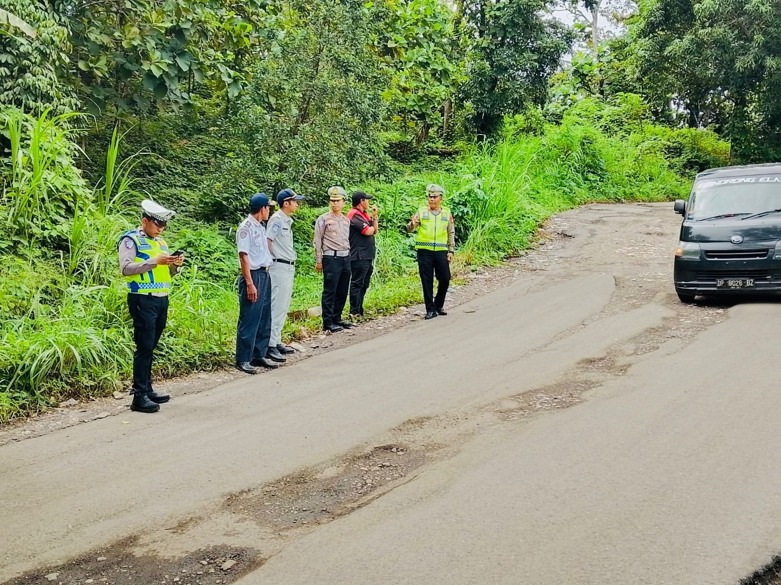 Sinergi Kamseltibcarlantas, Jasa Raharja Cabang Parepare Dampingi Tim Subdit Kamsel Polda Sulawesi Selatan Tinjau Jalan Rusak dan Rawan Laka di Wilayah Hukum Polres Enrekang Sinergi Kamseltibcarlantas, Jasa Raharja Cabang Parepare Dampingi Tim Subdit Kamsel Polda Sulawesi Selatan Tinjau Jalan Rusak dan Rawan Laka di Wilayah Hukum Polres Enrekang