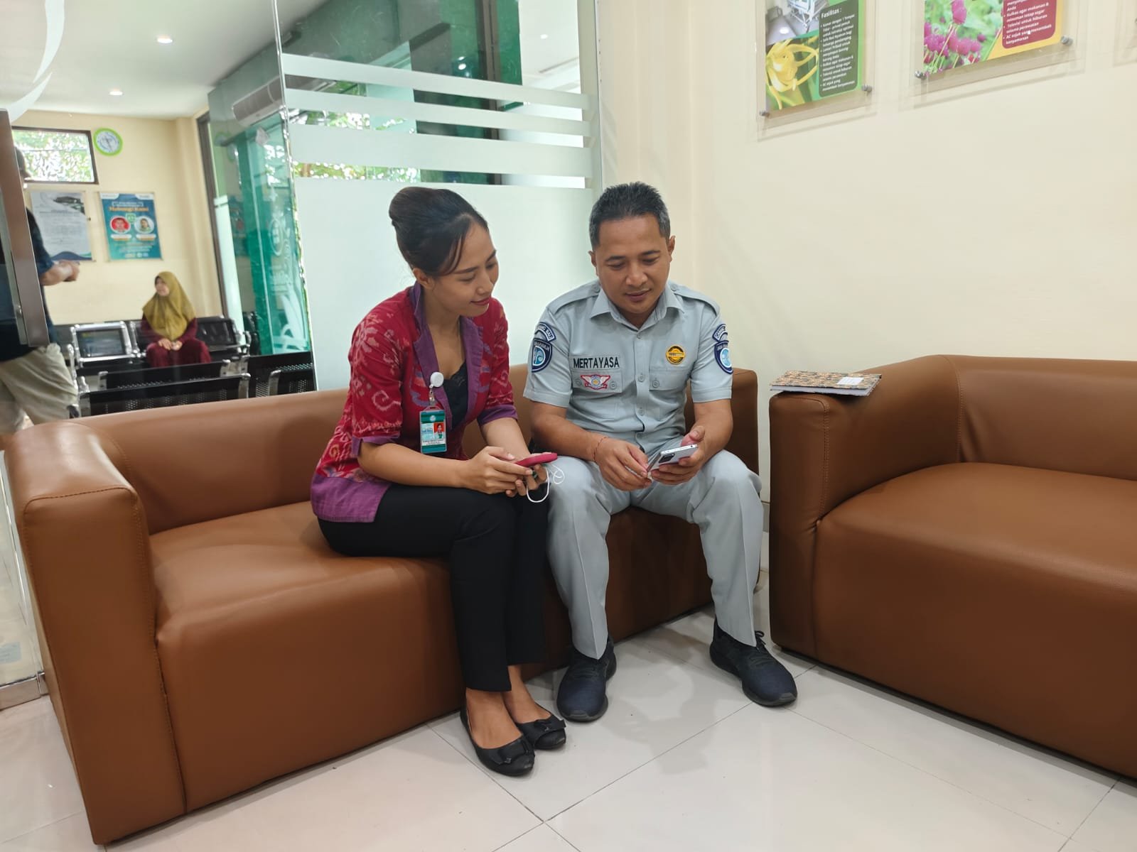 Petugas Jasa Raharja Samsat Karangasem Sosialisasikan Pembayaran Pajak Kendaraan Melalui SIGNAL dan E-Samsat BPD Bali Petugas Jasa Raharja Samsat Karangasem Sosialisasikan Pembayaran Pajak Kendaraan Melalui SIGNAL dan E-Samsat BPD Bali