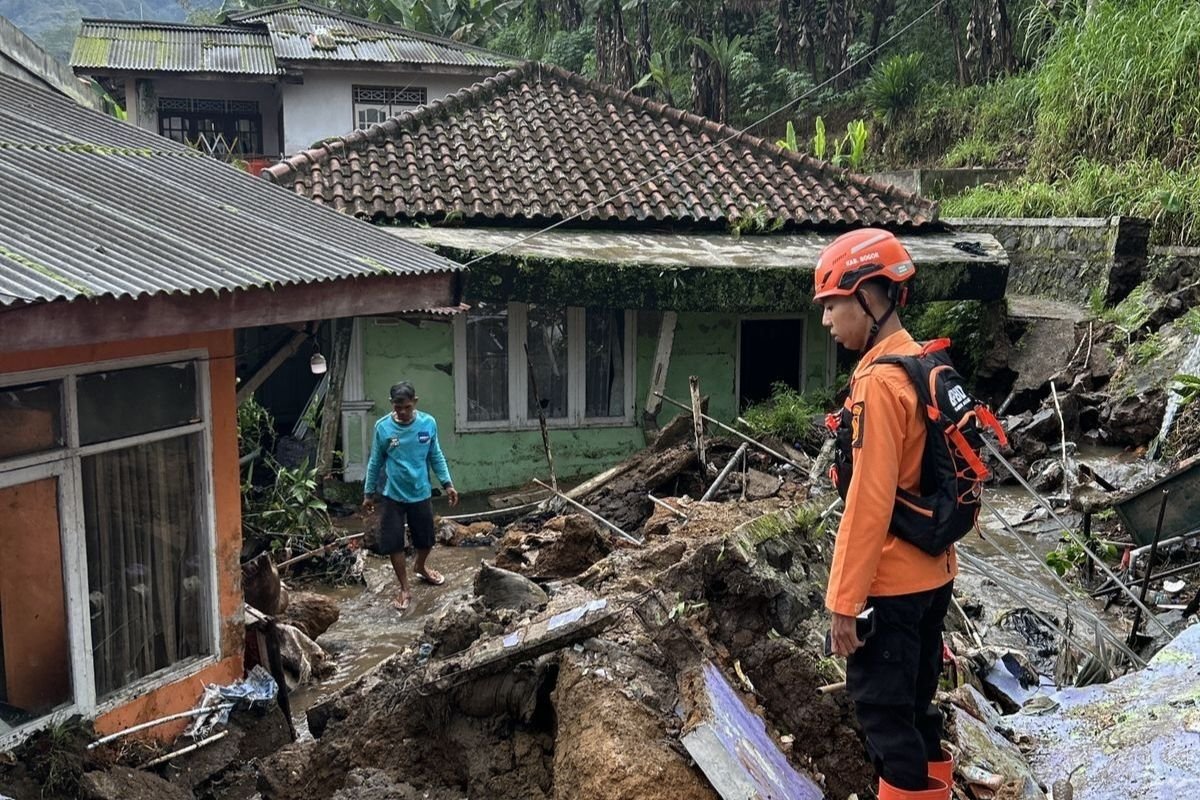 Hujan Deras Picu Longsor di Puncak, Bogor, Puluhan Warga Mengungsi Hujan Deras Picu Longsor di Puncak, Bogor, Puluhan Warga Mengungsi