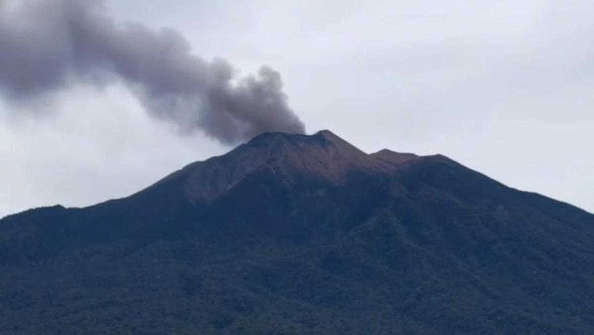 Erupsi Gunung Marapi Kamis Siang, Warga Diimbau Waspadai Lahar Dingin