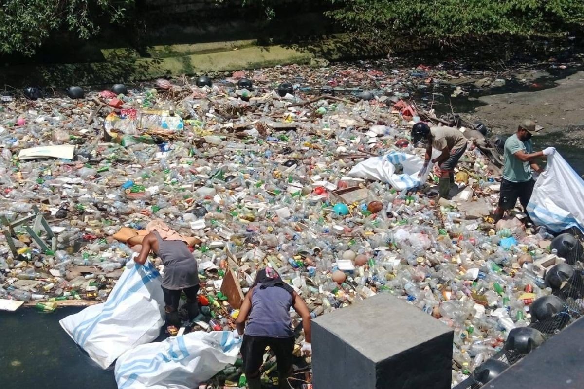 Pemkot Ambon Angkut 1,5 Ton Sampah dari Trash Boom Sungai Waitomo