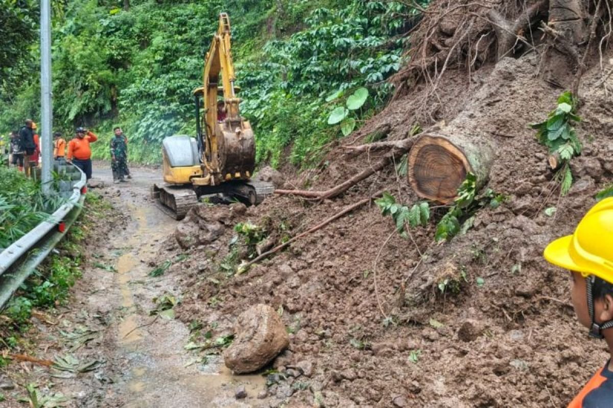 Longsor Kudus: Jalan Menawan-Rahtawu Tertutup Material, Evakuasi dan Pembersihan Dilakukan Longsor Kudus: Jalan Menawan-Rahtawu Tertutup Material, Evakuasi dan Pembersihan Dilakukan