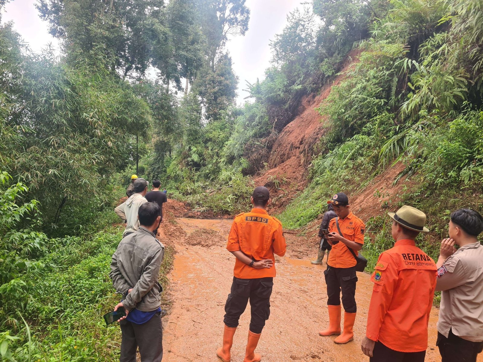 Tanah Longsor di Cianjur Rusak 13 Bangunan, Puluhan Rumah Terancam