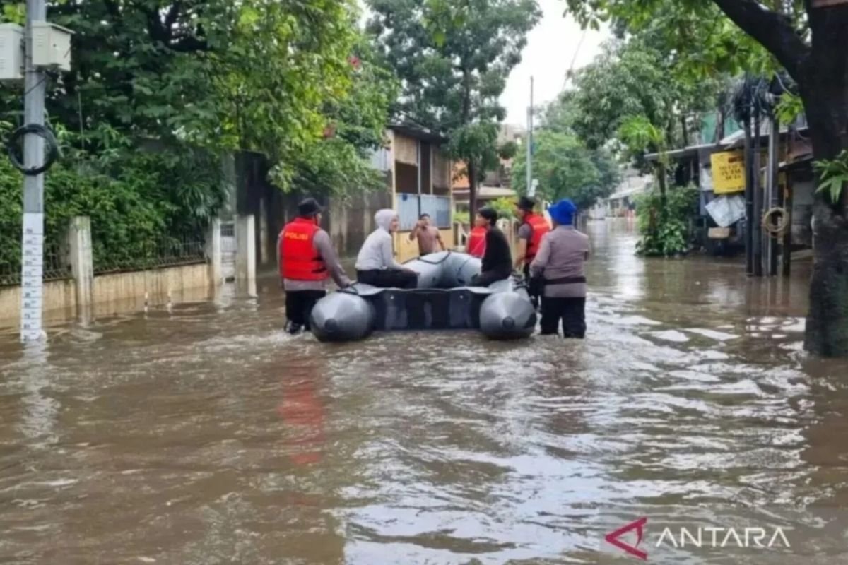 80 RT di Jakarta Masih Tergenang Jumat Malam, Kampung Melayu Terparah