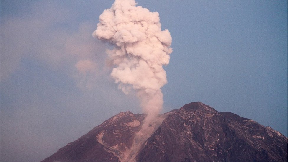 Gunung Semeru Kembali Erupsi, Letusan Tercatat Setinggi 800 Meter Gunung Semeru Kembali Erupsi, Letusan Tercatat Setinggi 800 Meter