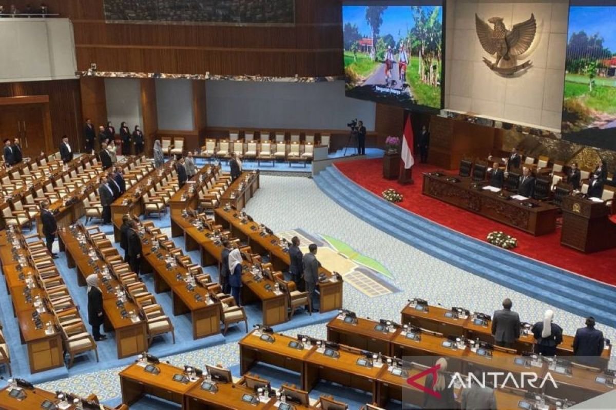 DPR Terima Surpres soal RUU Daerah Kepulauan dan RUU Perkoperasian DPR Terima Surpres soal RUU Daerah Kepulauan dan RUU Perkoperasian