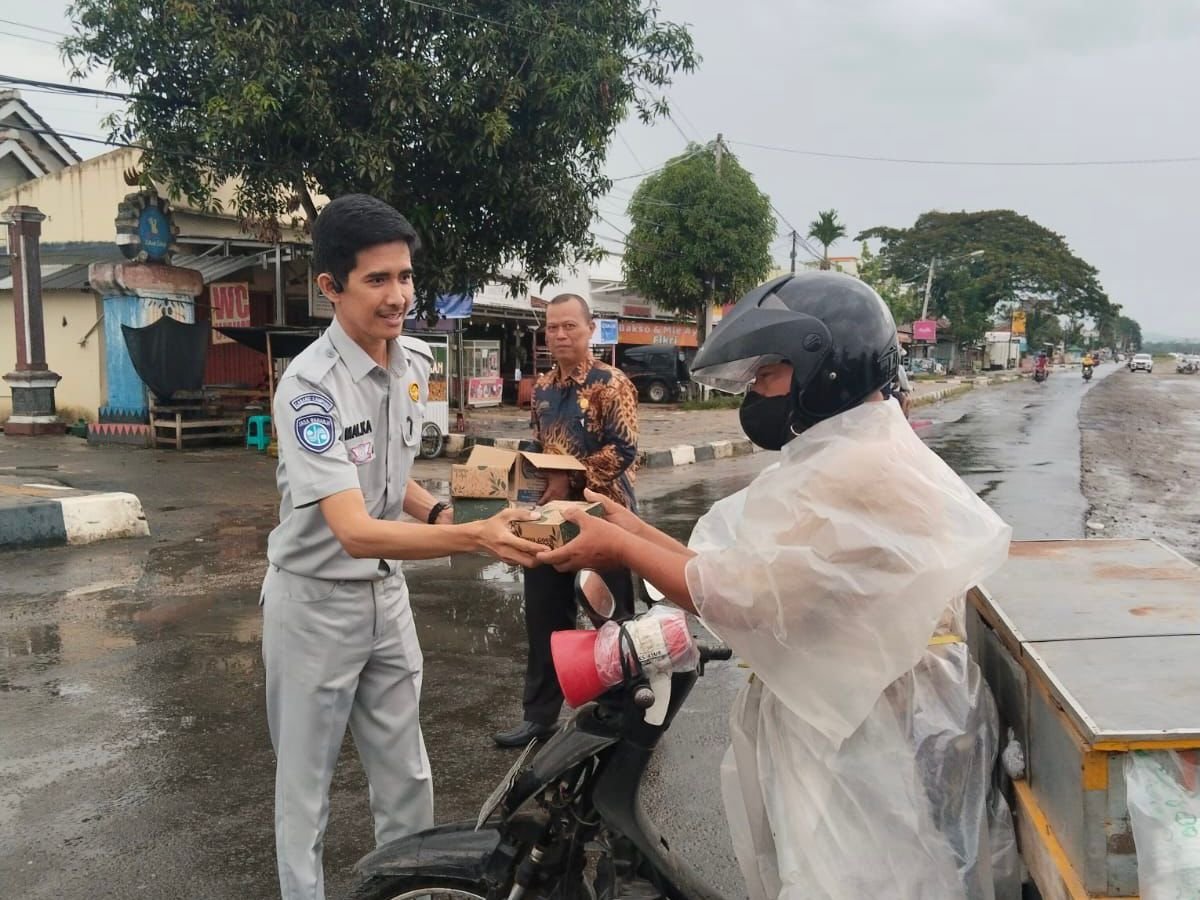 Jasa Raharja bersama Tim Samsat Pringsewu Bagikan Takjil dan Sosialisasikan Program Gebyar Samsat