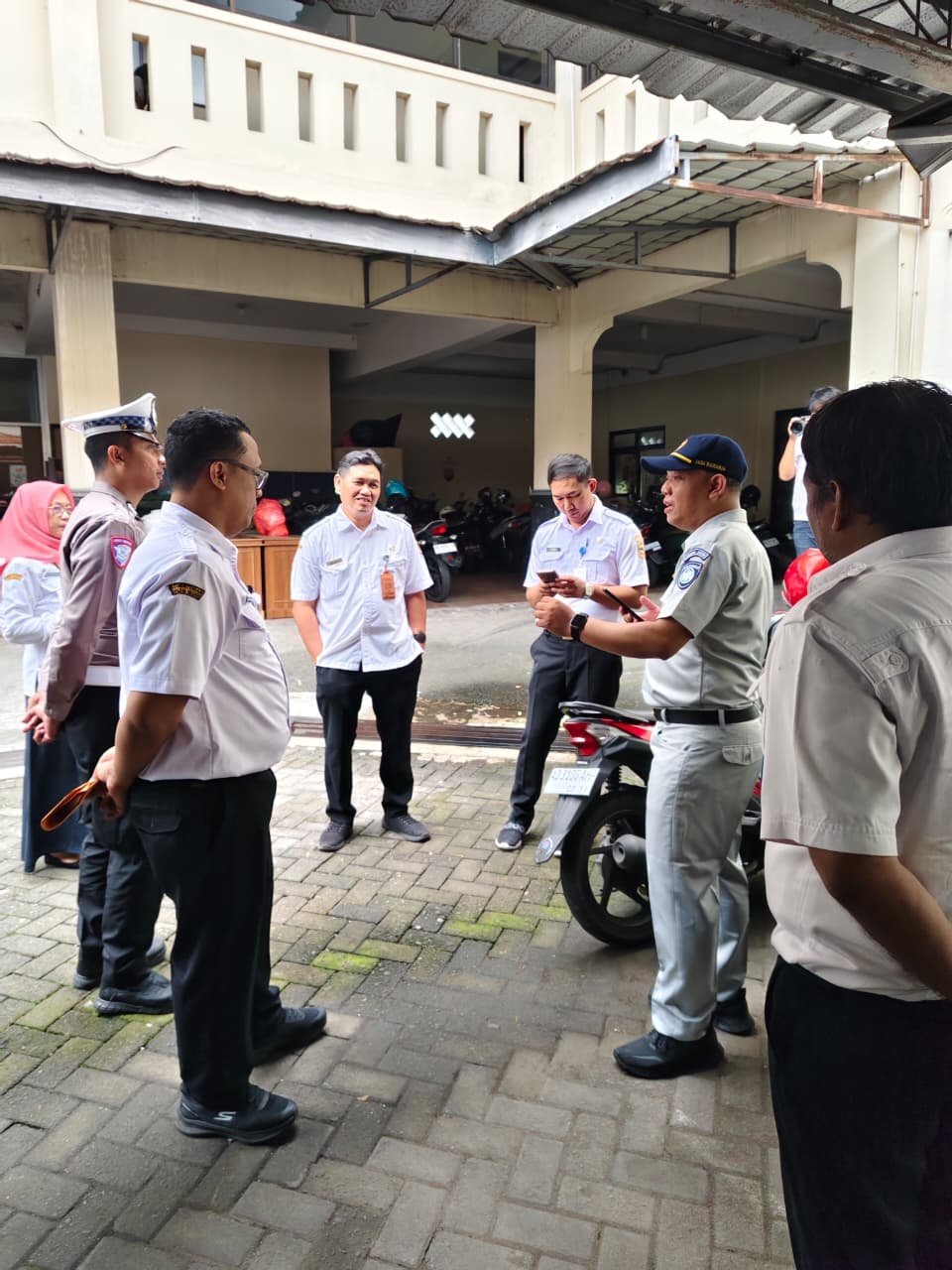 Tingkatkan Kepatuhan Pajak Kendaraan, Jasa Raharja Karanganyar Bersama Tim Samsat Gelar Sigap Gadis Pantura di Lingkungan OPD
