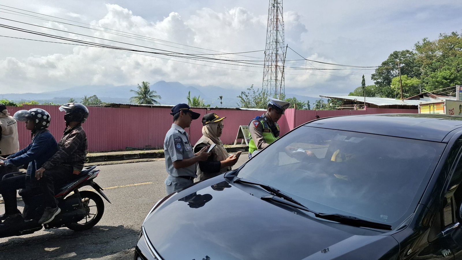 Jasa Raharja Sumbar Dukung Razia Gabungan Samsat Payakumbuh Tingkatkan Kepatuhan Pajak dan Keselamatan Berlalu Lintas Jasa Raharja Sumbar Dukung Razia Gabungan Samsat Payakumbuh Tingkatkan Kepatuhan Pajak dan Keselamatan Berlalu Lintas