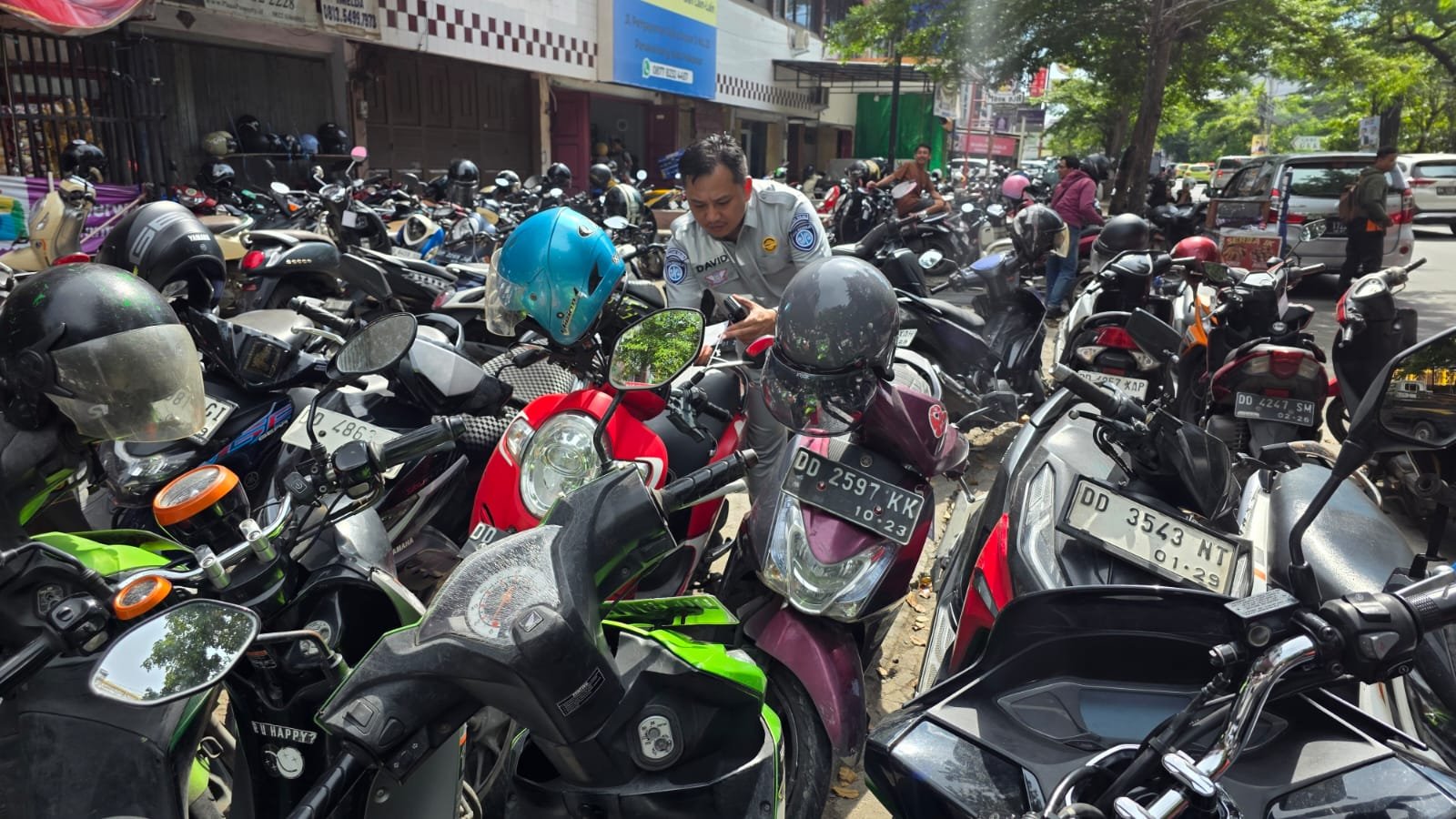 Gencarkan Tertib Pajak, Jasa Raharja Sulsel Gelar Operasi “Tempel-Tempel” di Makassar Gencarkan Tertib Pajak, Jasa Raharja Sulsel Gelar Operasi “Tempel-Tempel” di Makassar