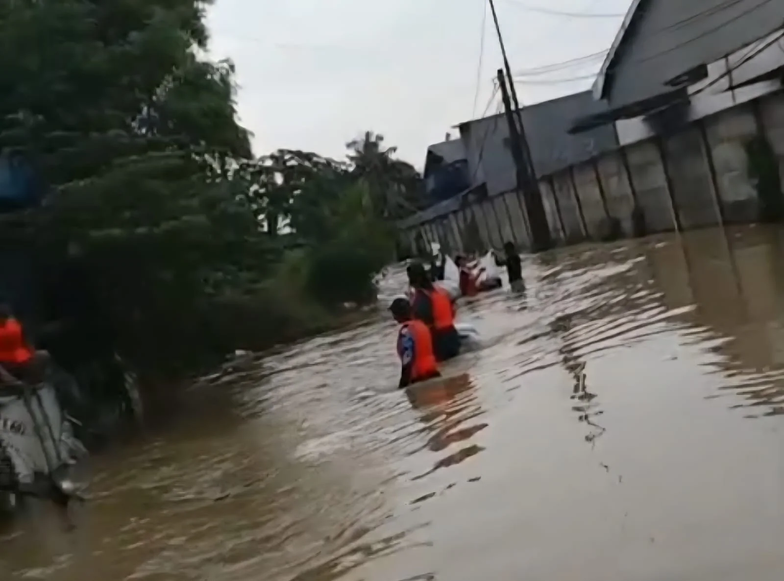 Banjir Kota Tangerang: Aliran dari Tangsel dan Kabupaten Picu Polor Meluap Banjir Kota Tangerang: Aliran dari Tangsel dan Kabupaten Picu Polor Meluap