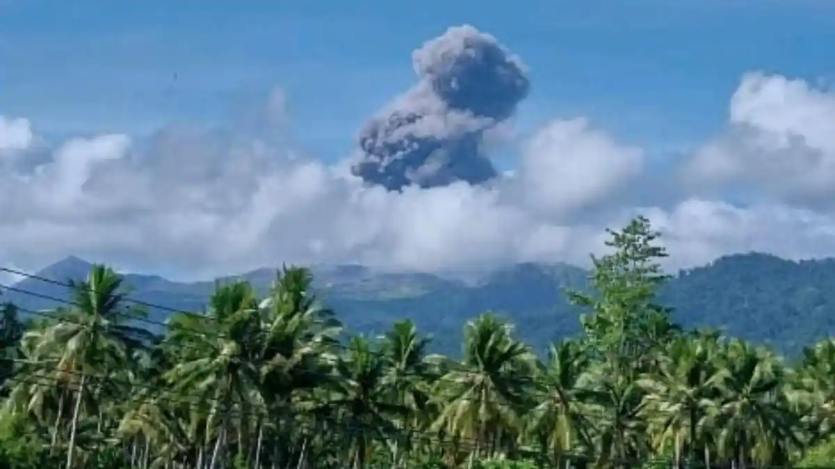 Erupsi Gunung Dukono: Kolom Abu Setinggi 1.000 Meter, Level Waspada
