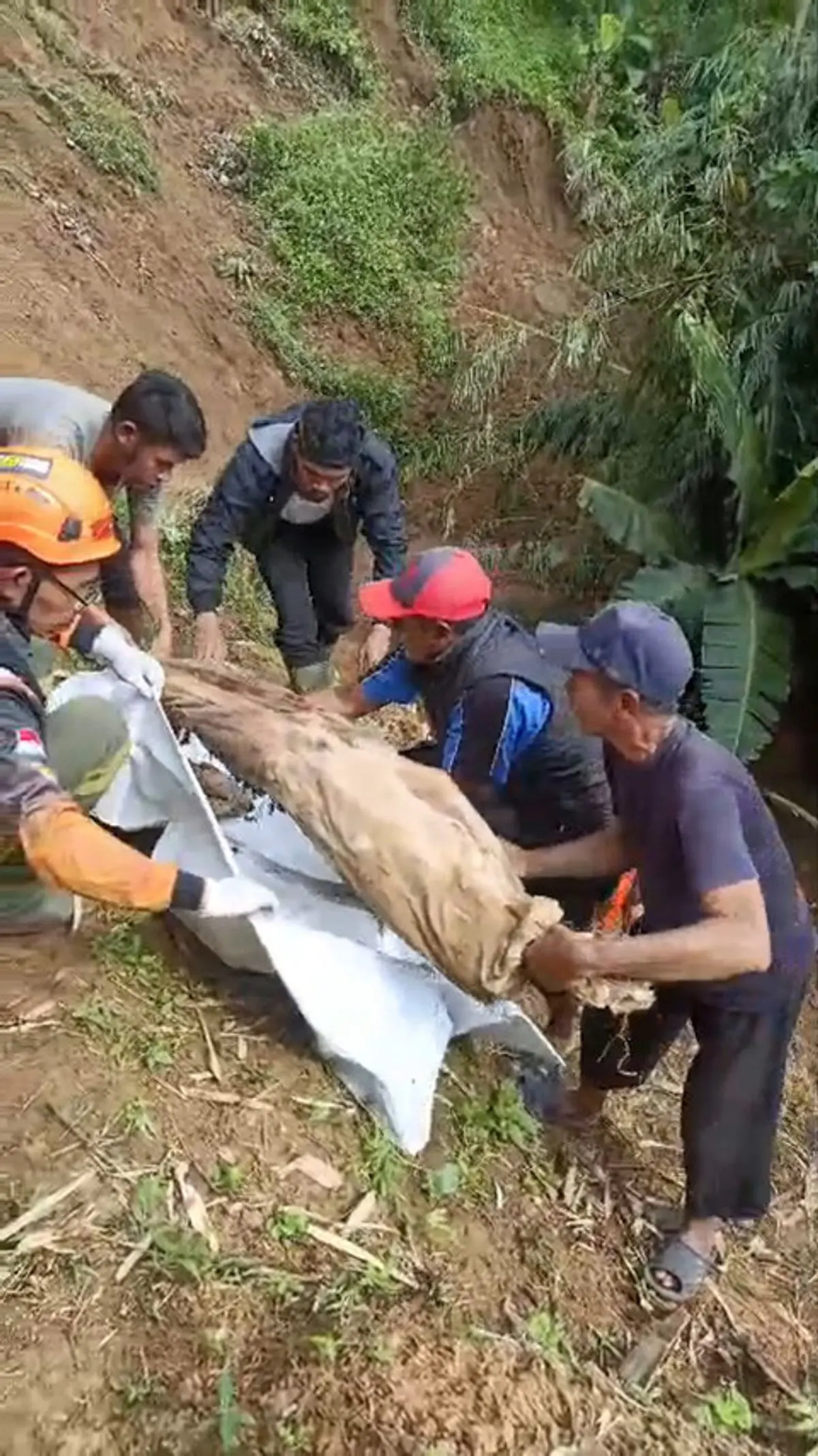 Longsor Cianjur Rusak 4 Rumah, Dua Makam Ikut Terbawa