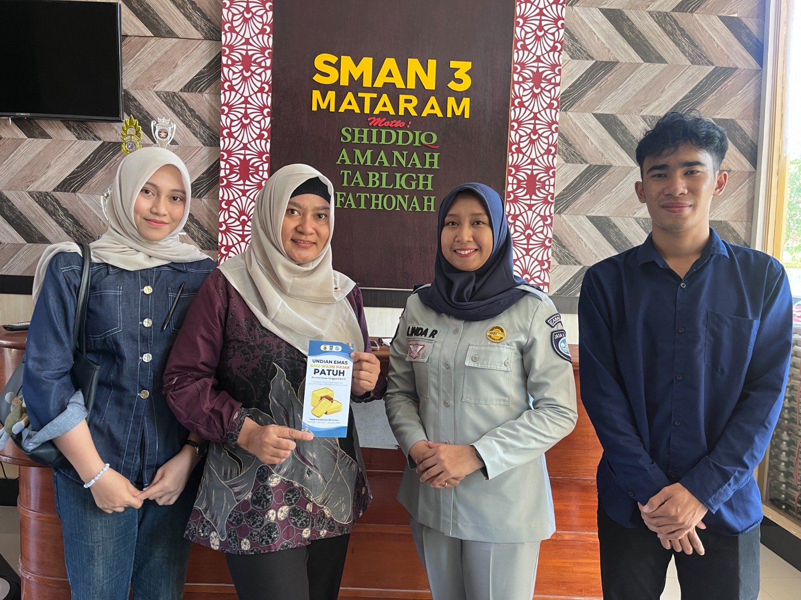 Dorong Kepatuhan Pajak, Jasa Raharja NTB Sosialisasikan Program Apresiasi Emas Wajib Pajak di SMA 3 Mataram Dorong Kepatuhan Pajak, Jasa Raharja NTB Sosialisasikan Program Apresiasi Emas Wajib Pajak di SMA 3 Mataram